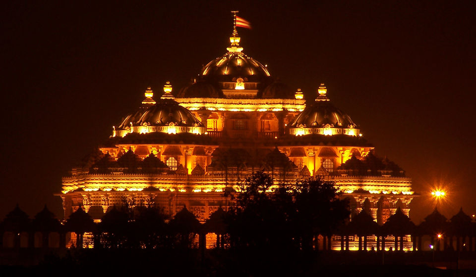 Photo of Beautiful Akshardham Mandir (Temple) In Delhi: Timings, Prices, History 7/7 by Mayank Pandeyz (with floating shoes)