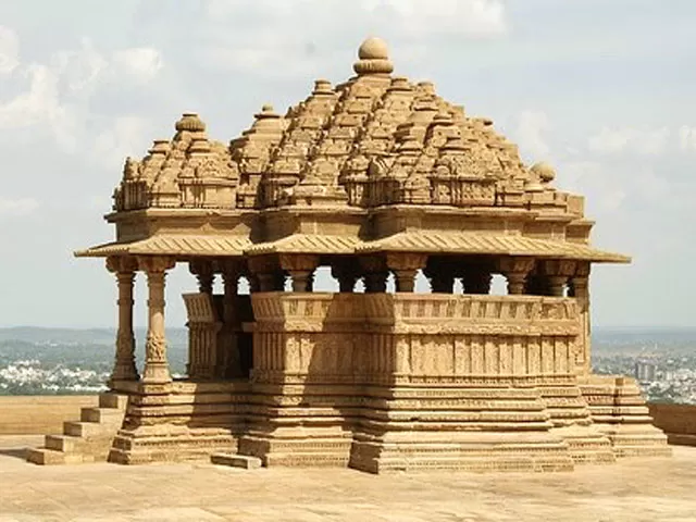 Photo of Saas Bahu Ka Mandir, Gwalior, Madhya Pradesh, India by Mayank Pandeyz (with floating shoes)