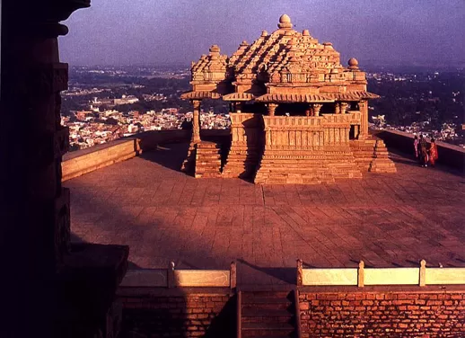 Photo of Saas Bahu Ka Mandir, Gwalior, Madhya Pradesh, India by Mayank Pandeyz (with floating shoes)