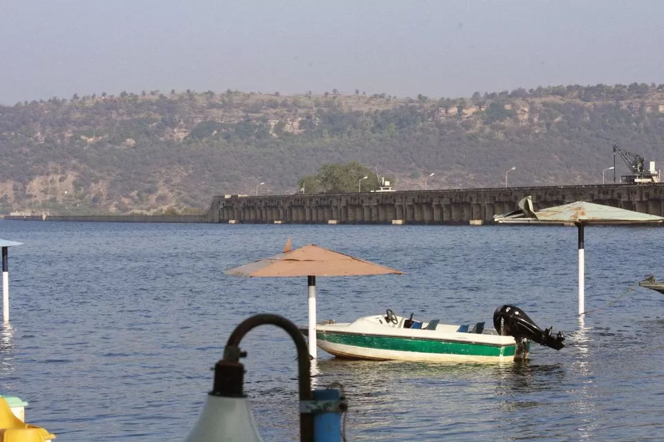 Photo of Tighra Dam, Gwalior, Madhya Pradesh, India by Mayank Pandeyz (with floating shoes)