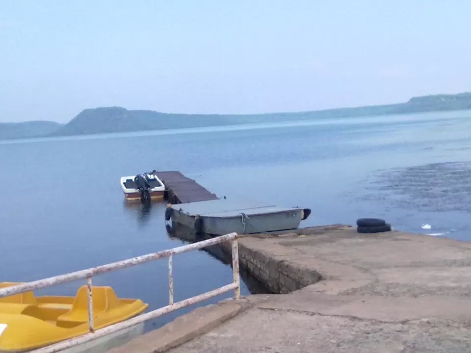 Photo of Tighra Dam, Gwalior, Madhya Pradesh, India by Mayank Pandeyz (with floating shoes)