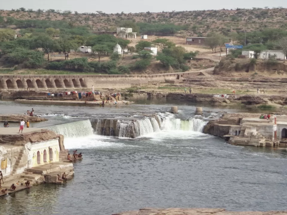 Photo of Sankua Kund, Seondha, Madhya Pradesh, India by Mayank Pandeyz (with floating shoes)