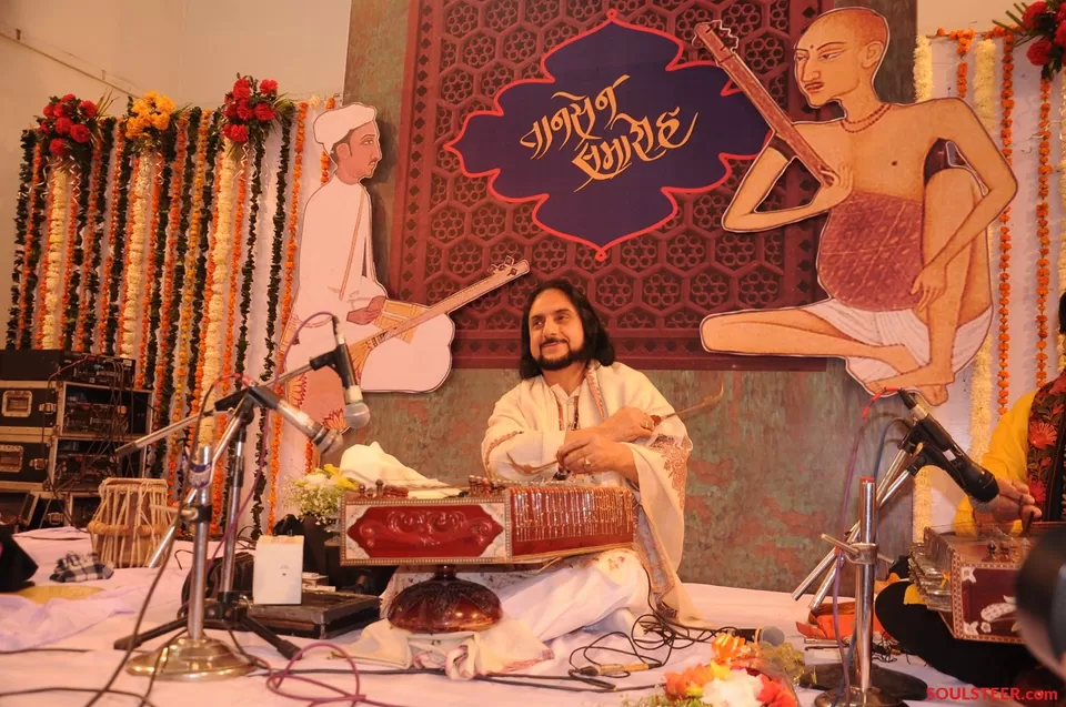 Photo of Tansen Tomb, Tansen Nagar, Gwalior, Madhya Pradesh, India by Mayank Pandeyz (with floating shoes)