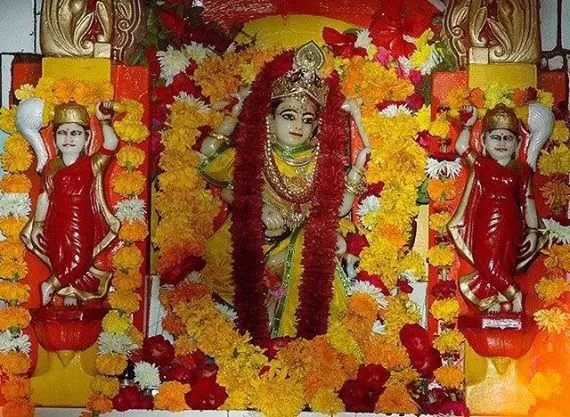 Photo of Peetambara Peeth, Datia, Madhya Pradesh, India by Mayank Pandeyz (with floating shoes)