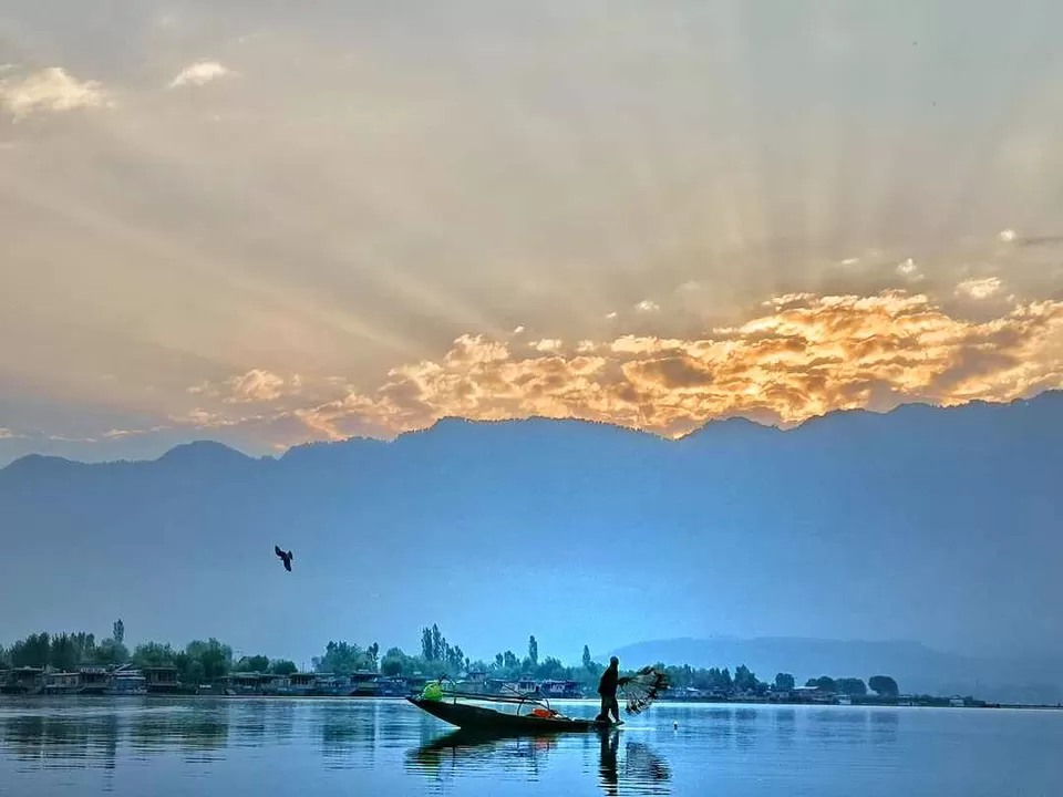 Photo of Dal Lake, Srinagar by S S (Saurabh Sabikhi)