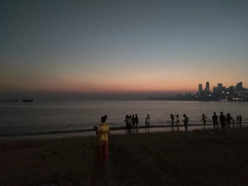 Photo of Marine Drive, Mumbai, Maharashtra, India by Anshul Ghiloria