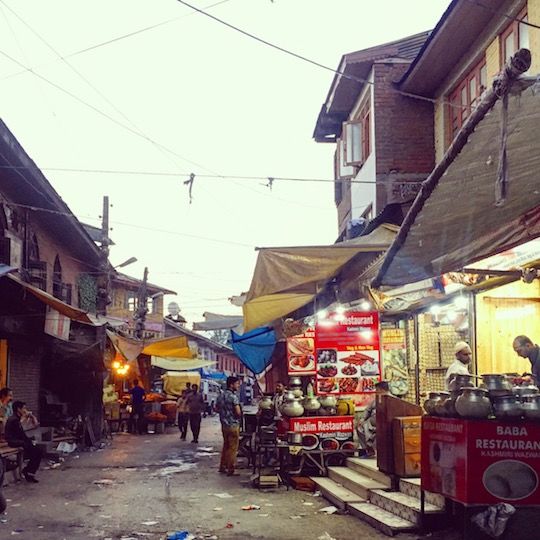Photo of My Solo Travel in Kashmir: Somewhere Among Kashmiriyat, Curfew and Kahwa, I left my Heart Behind | l 12/17 by Kanika Gupta