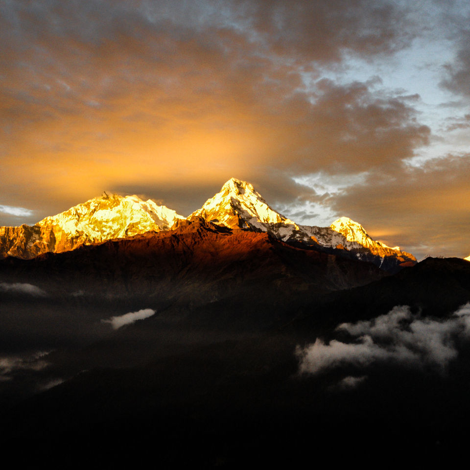 Photo of Chasing the most beautiful sunset at Poon hill in Nepal by Creedaz