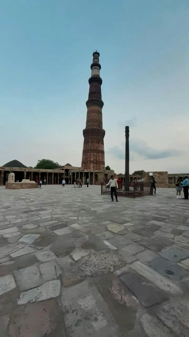 Photo of qutub minar monuments, Qutub Minar Complex Road, Seth Sarai, Mehrauli, New Delhi, Delhi, India by Aaditya Dwivedi (solo traveller)