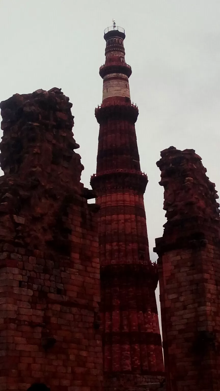Photo of qutub minar monuments, Qutub Minar Complex Road, Seth Sarai, Mehrauli, New Delhi, Delhi, India by Aaditya Dwivedi (solo traveller)