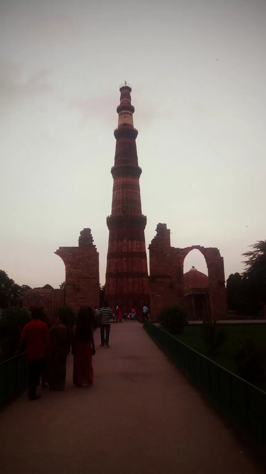 Photo of qutub minar monuments, Qutub Minar Complex Road, Seth Sarai, Mehrauli, New Delhi, Delhi, India by Aaditya Dwivedi (solo traveller)