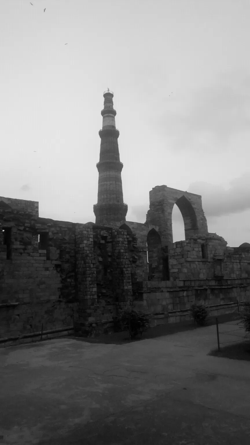 Photo of qutub minar monuments, Qutub Minar Complex Road, Seth Sarai, Mehrauli, New Delhi, Delhi, India by Aaditya Dwivedi (solo traveller)