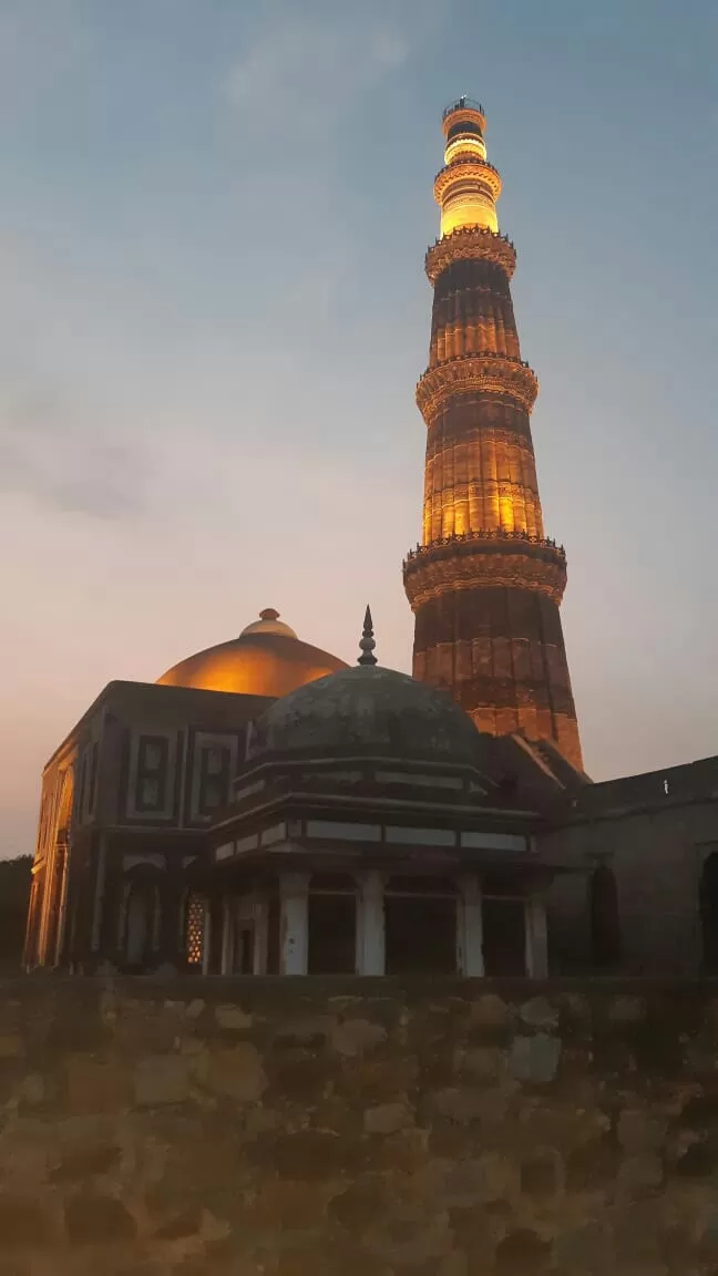 Photo of qutub minar monuments, Qutub Minar Complex Road, Seth Sarai, Mehrauli, New Delhi, Delhi, India by Aaditya Dwivedi (solo traveller)