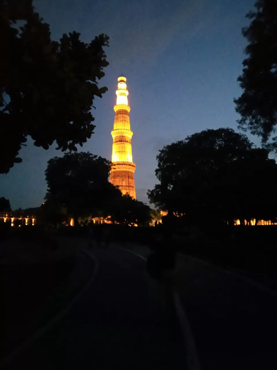 Photo of qutub minar monuments, Qutub Minar Complex Road, Seth Sarai, Mehrauli, New Delhi, Delhi, India by Aaditya Dwivedi (solo traveller)