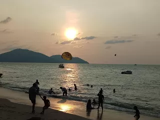 Photo of Batu Ferringhi Beach, Jalan Batu Ferringhi, Kampung Batu Feringgi, Air Itam, Penang, Malaysia by nomadic_ab