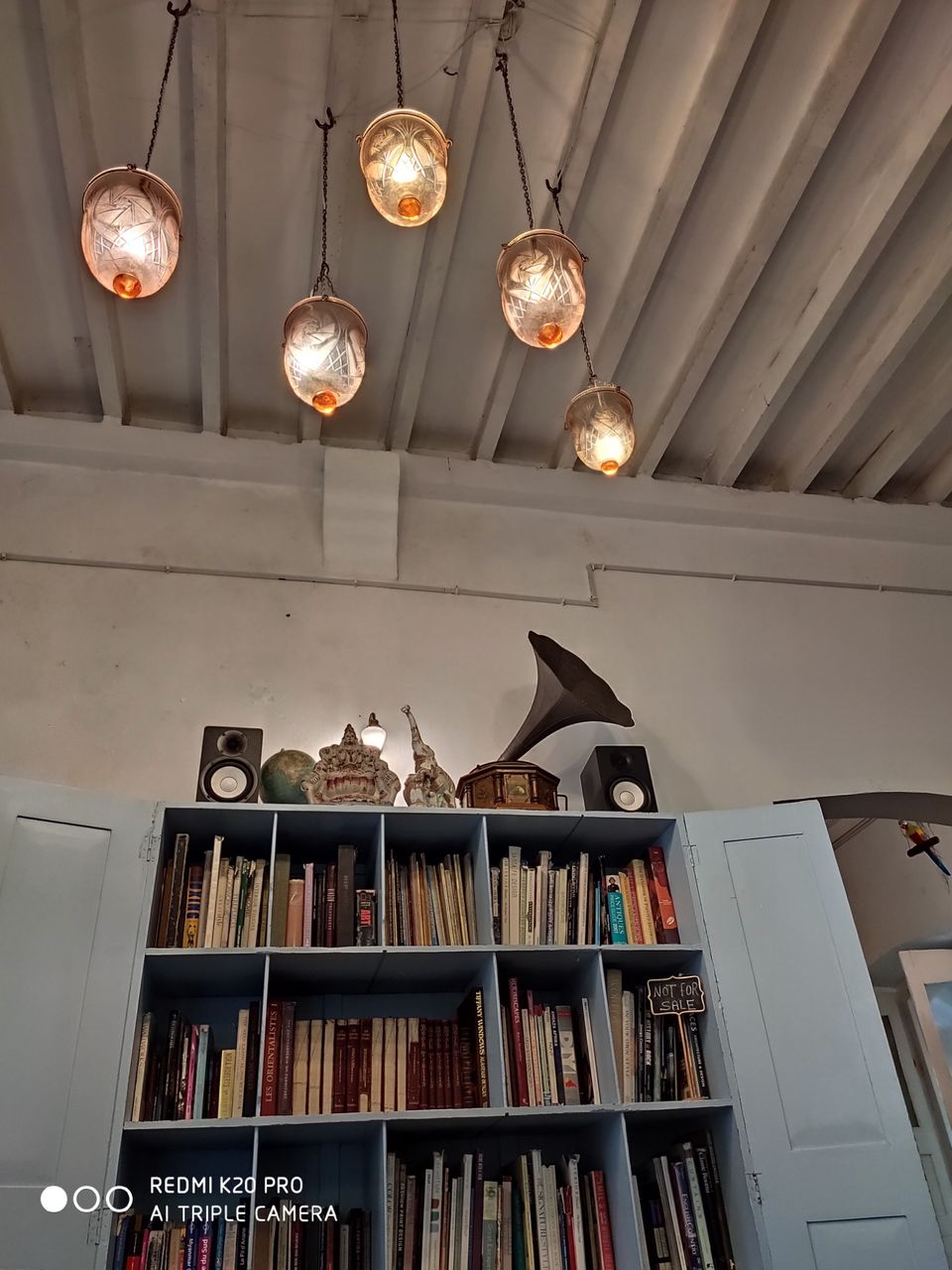 Photo of Cafe des Arts, Suffren Street, White Town, Puducherry, India by treasure traveling