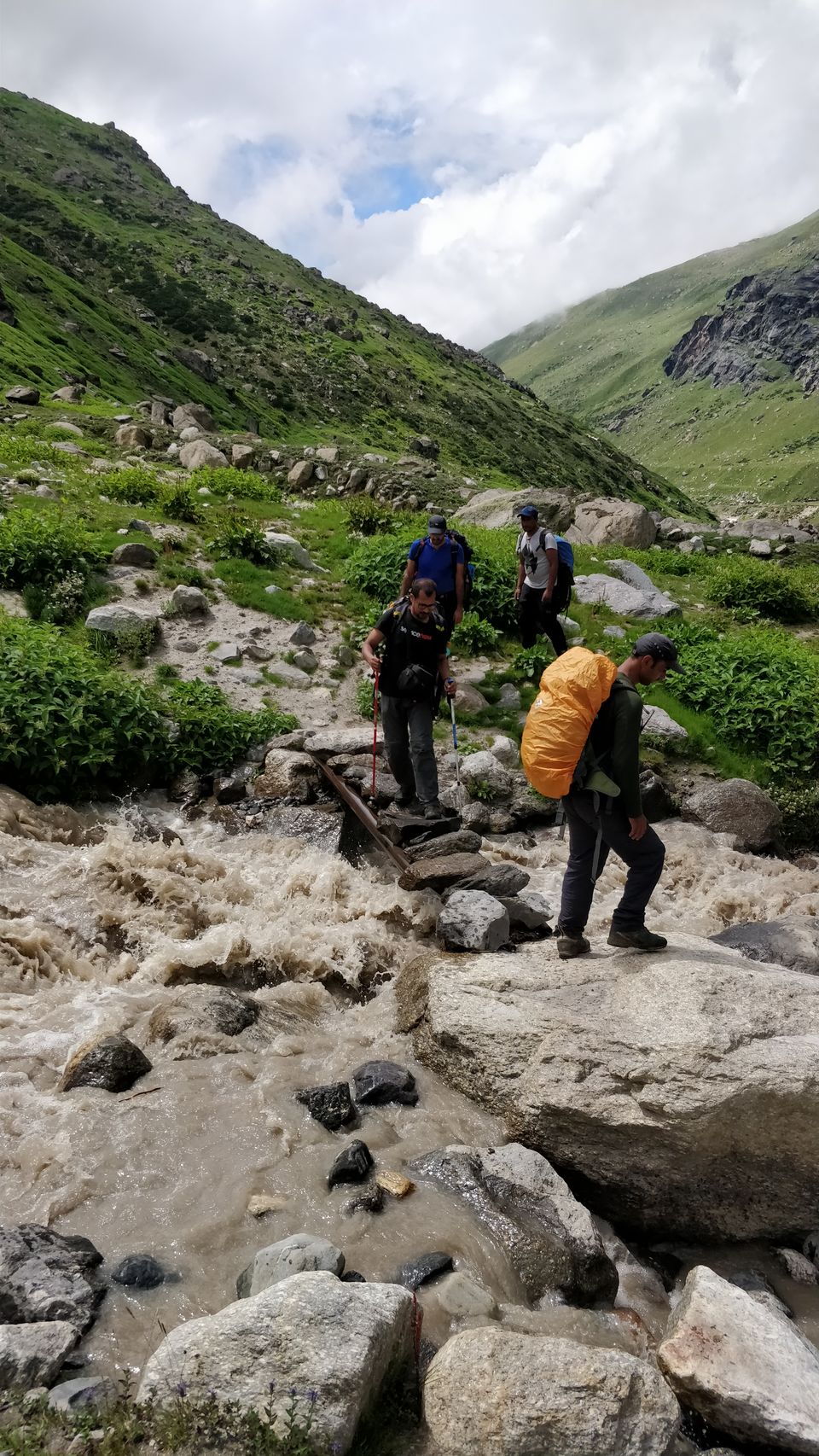 Photo of PIN PARVATI PASS: Our Rendezvous with verdant valleys and the hazel-colored Himalayas 12/36 by Nitika Sharma