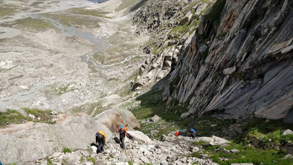 Photo of PIN PARVATI PASS: Our Rendezvous with verdant valleys and the hazel-colored Himalayas 20/36 by Nitika Sharma