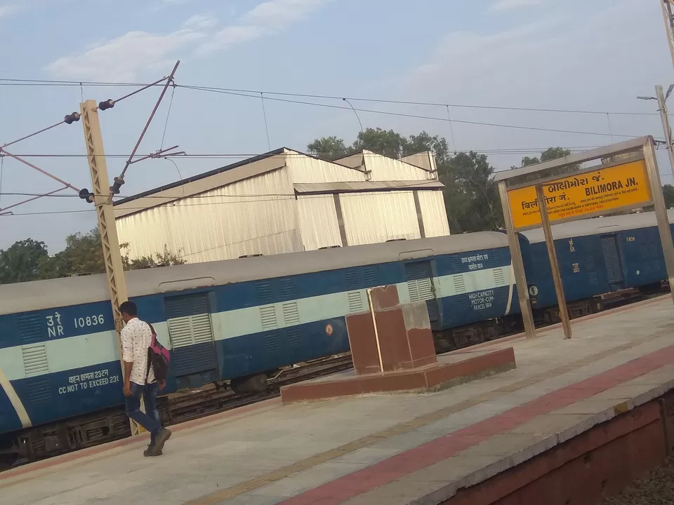 Photo of Dadar Western Railway Platform no. 7, Matunga Central Railway Workshop, Lokmanya Tilak Colony, Dadar, Mumbai, Maharashtra, India by Imkannan