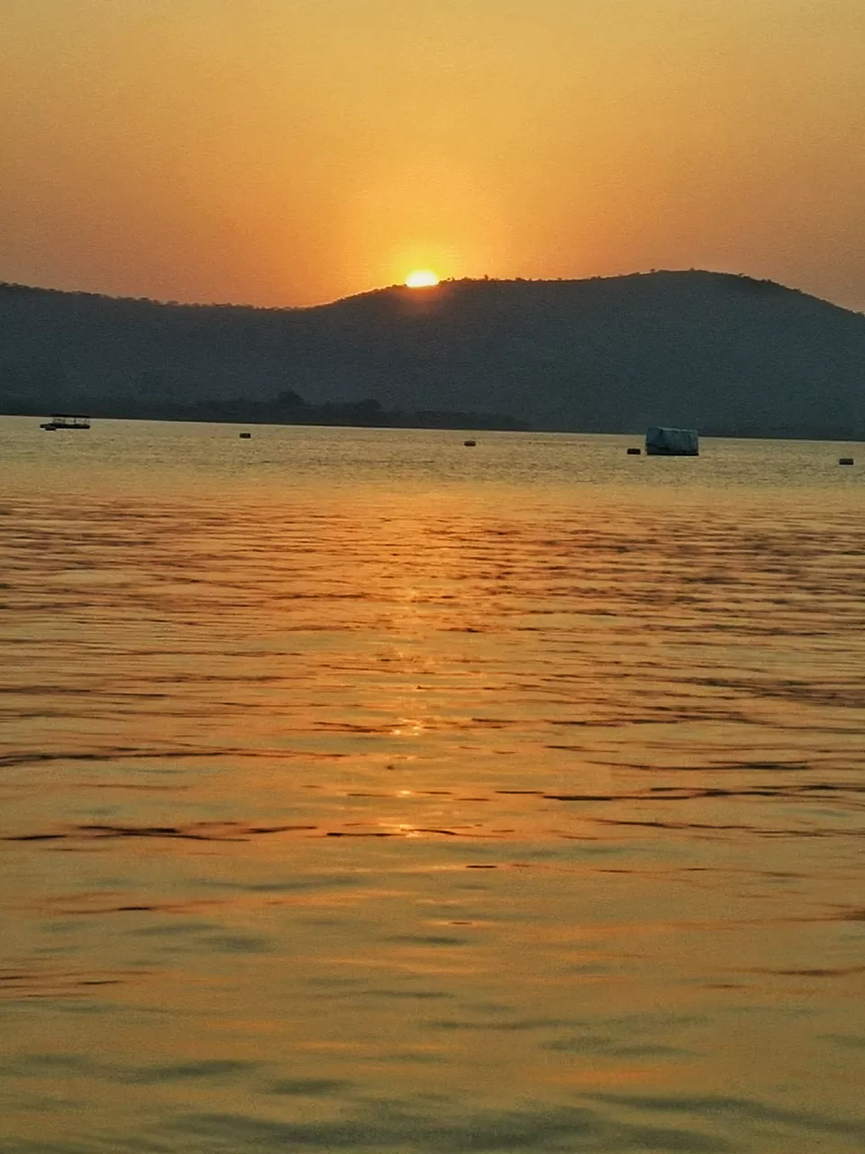 Photo of Lake Pichola, Pichola, Udaipur, Rajasthan, India by Postcard Chronicles