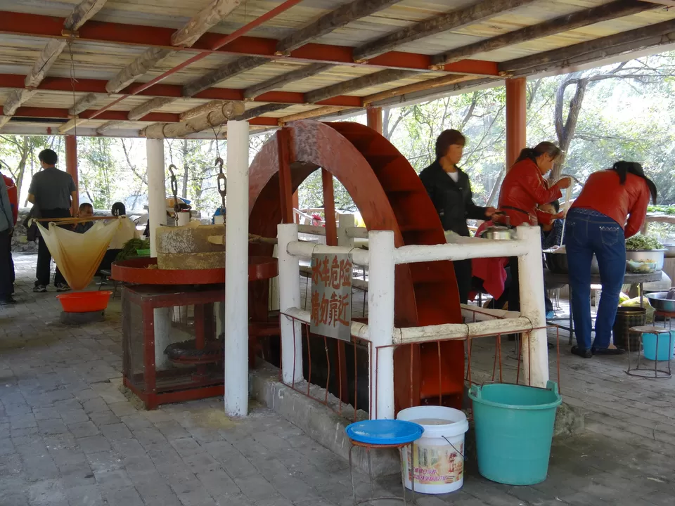 Photo of Dragon Pool Valley Scenic Area, Henan, China by Liv