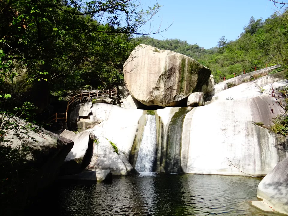 Photo of Dragon Pool Valley Scenic Area, Henan, China by Liv
