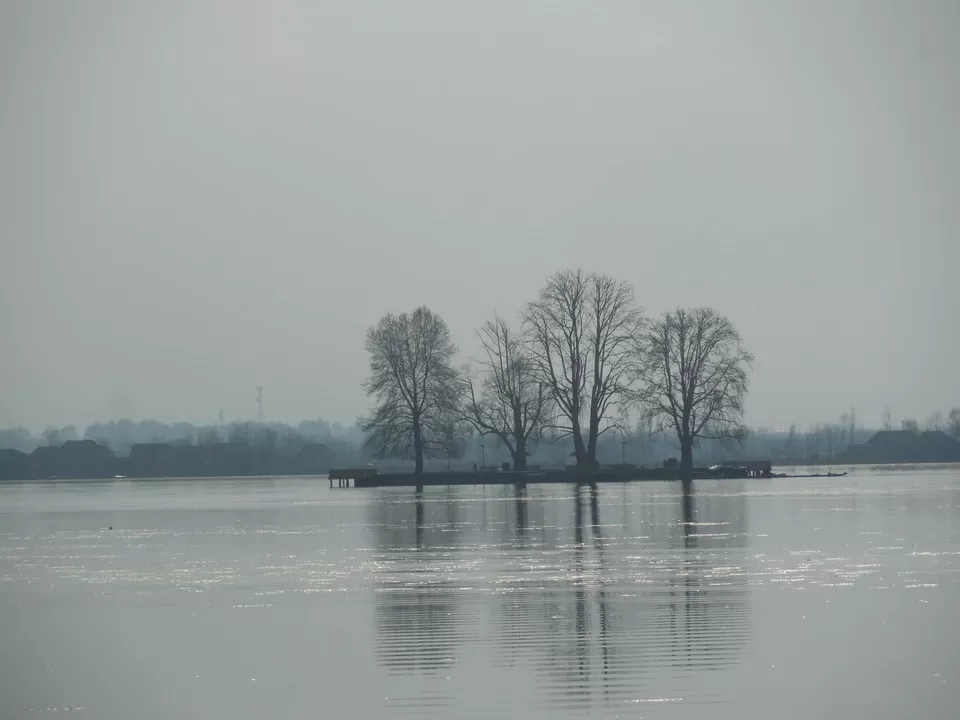 Photo of Dal Lake by Sunil Khurana