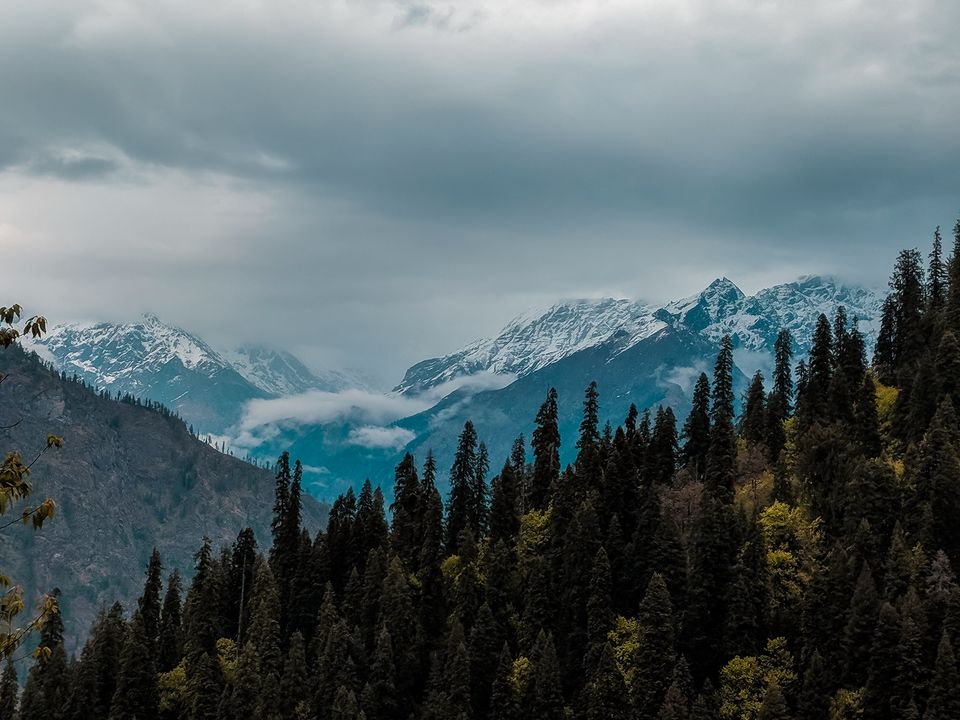 Photo of Sar Pass - A frozen lake, a ridge and snow slides at 14k feet by Mouna Nanaiah