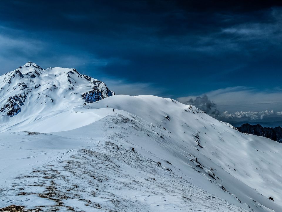 Photo of Sar Pass - A frozen lake, a ridge and snow slides at 14k feet by Mouna Nanaiah