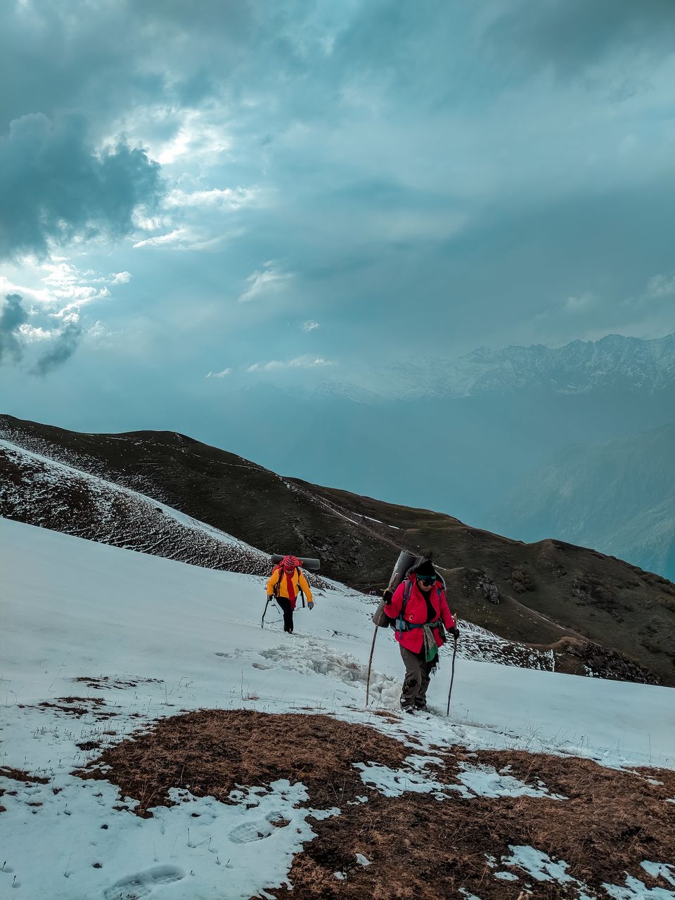 Photo of Sar Pass - A frozen lake, a ridge and snow slides at 14k feet by Mouna Nanaiah
