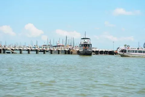 Photo of Hạ Long Bay by Mamta Taliwala