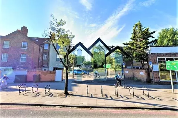 Photo of Image of a House Made of Mirror Goes Viral; Netizens Call It ‘London’s Invisible House' by Srishti (still.winds)
