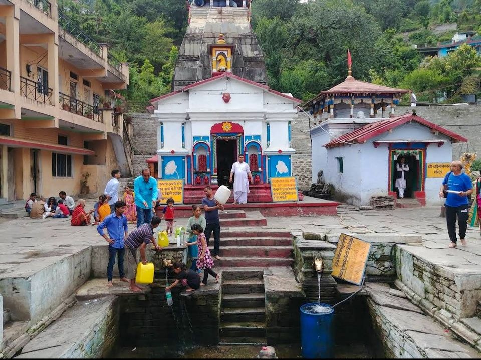 Photo of ऊखीमठ: भगवान केदारनाथ और मदमहेश्वर का शीतकालीन प्रवास, धारत्तुर परकोटा शैली से निर्मित हैं यह मंदिर by Yadav Vishal