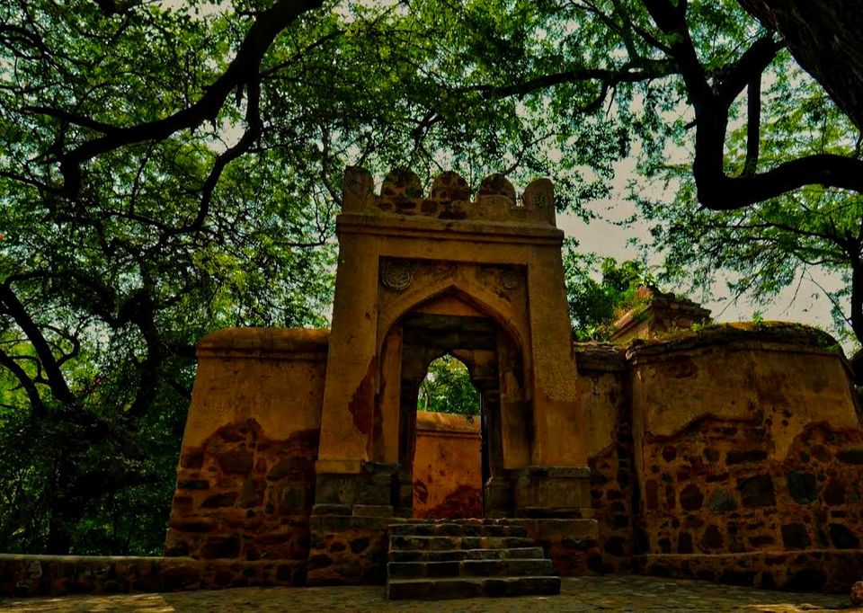 Photo of दिल्ली के करोल बाग़ में भी छुपा हैं एक भूतिया किला, जहां शाम 5 बजे के बाद हैं जाने की पाबंदी by Yadav Vishal
