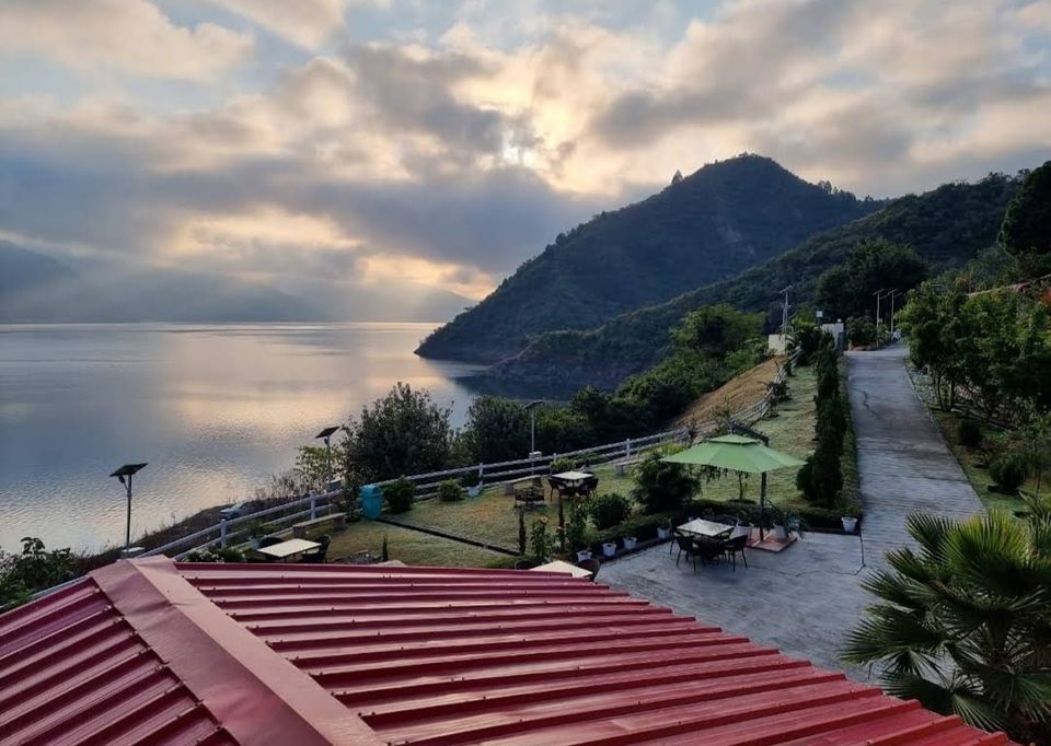 Photo of उत्तराखंड में तैरती हुई झोपड़ियाँ हैं जिनके बारे में हम शर्त लगाते हैं कि आप नहीं जानते होंगे by Yadav Vishal