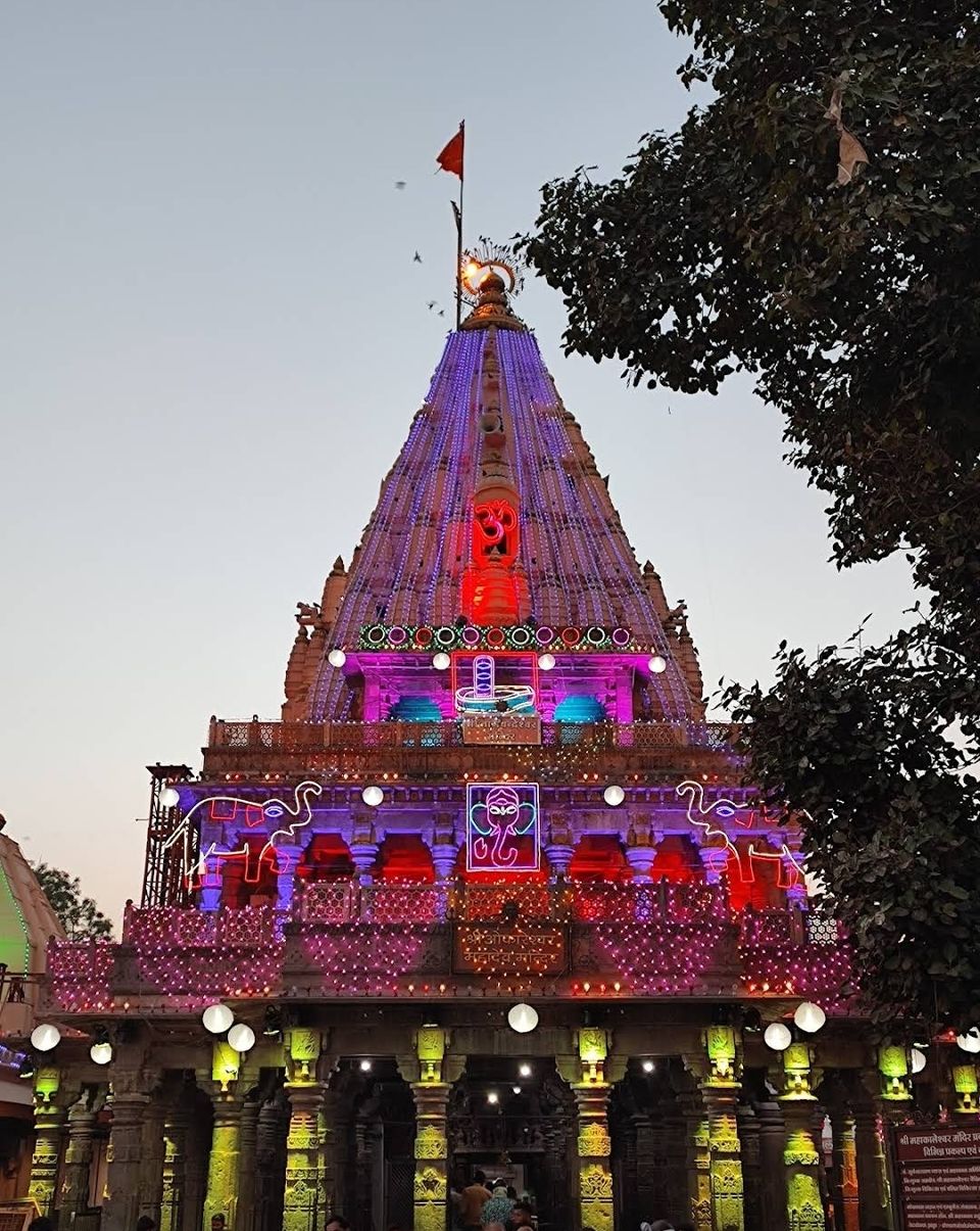Photo of महाकालेश्वर मंदिर का कर रहें हैं प्लान तो यहां मिलेंगी समय, इतिहास और बुकिंग की पूरी जानकारी by Yadav Vishal