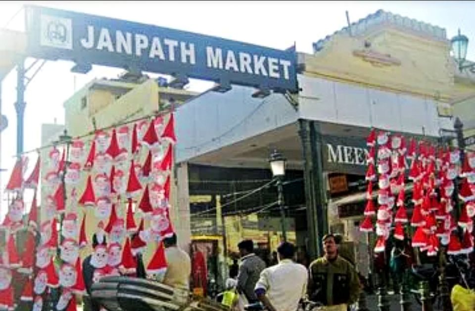 Photo of नवाबों के शहर, लखनऊ के मशहूर मार्केट, जहाँ कम कीमतों में आप कर सकते हैं बेहतरीन खरीदारी by Smita Yadav