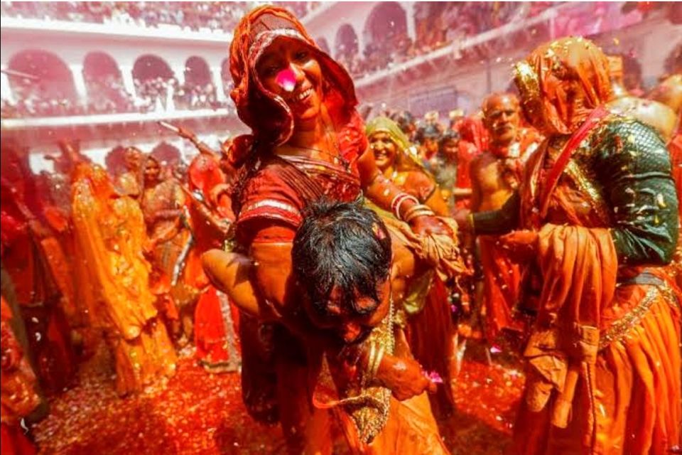 Photo of होली स्पेशल- अगर इस होली के असली रंगो को देखना है जनाब, तो उत्तर प्रदेश के मथुरा पहुंच जाइये। by Smita Yadav