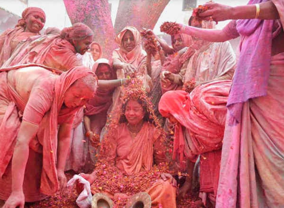 Photo of होली स्पेशल- अगर इस होली के असली रंगो को देखना है जनाब, तो उत्तर प्रदेश के मथुरा पहुंच जाइये। by Smita Yadav