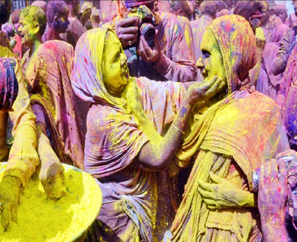 Photo of होली स्पेशल- अगर इस होली के असली रंगो को देखना है जनाब, तो उत्तर प्रदेश के मथुरा पहुंच जाइये। by Smita Yadav