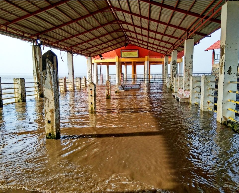 Photo of ऐसा चमत्कारी मंदिर जो पलक झपकते हो जाता हैं सामने से गायब, जानिए इस अनोखे मंदिर का प्राचीन रहस्य? by Smita Yadav