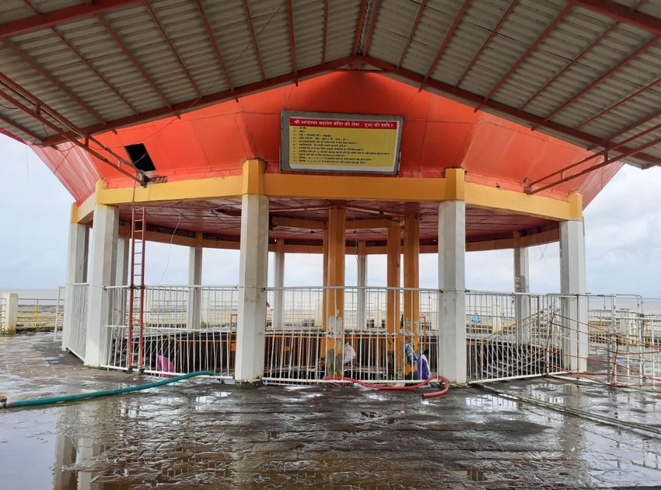 Photo of ऐसा चमत्कारी मंदिर जो पलक झपकते हो जाता हैं सामने से गायब, जानिए इस अनोखे मंदिर का प्राचीन रहस्य? by Smita Yadav