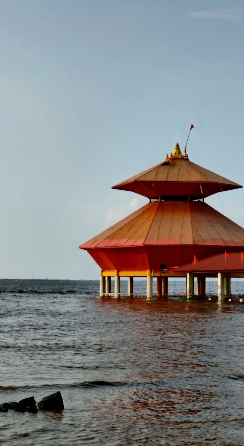 Photo of ऐसा चमत्कारी मंदिर जो पलक झपकते हो जाता हैं सामने से गायब, जानिए इस अनोखे मंदिर का प्राचीन रहस्य? by Smita Yadav