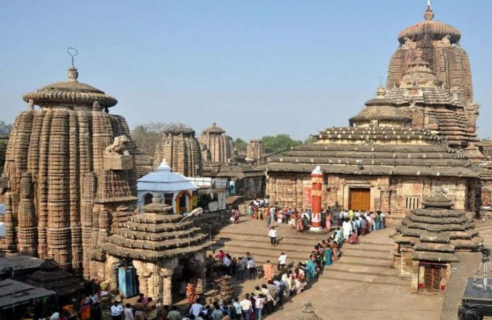 Photo of सावन में घूमने के साथ ज़रूर करें इन बेहतरीन जगहों पर स्थित शिव मंदिरों के दर्शन, आनंद होगा दुगुना by Smita Yadav