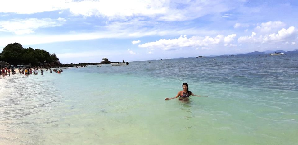 Photo of Solo traveler, detained baggage, Thai food tasting, island hopping, elephant bathing & more... 1/3 by Sneha Das