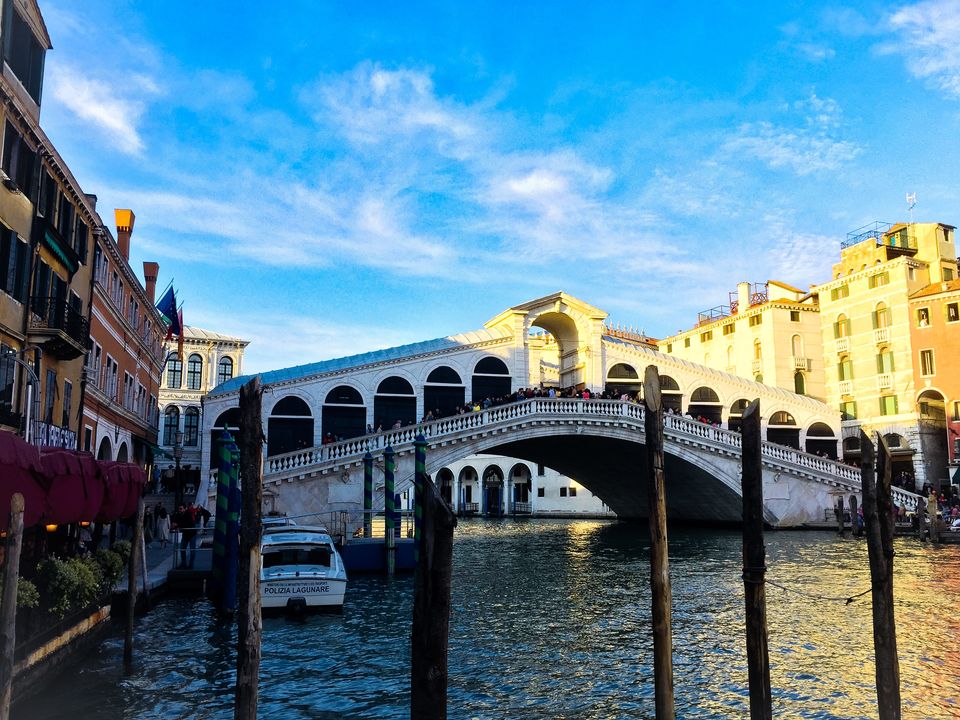 Photo of Rialto Bridge, Sestiere San Polo, Venice, Metropolitan City of Venice, Italy by Shivangi Johri