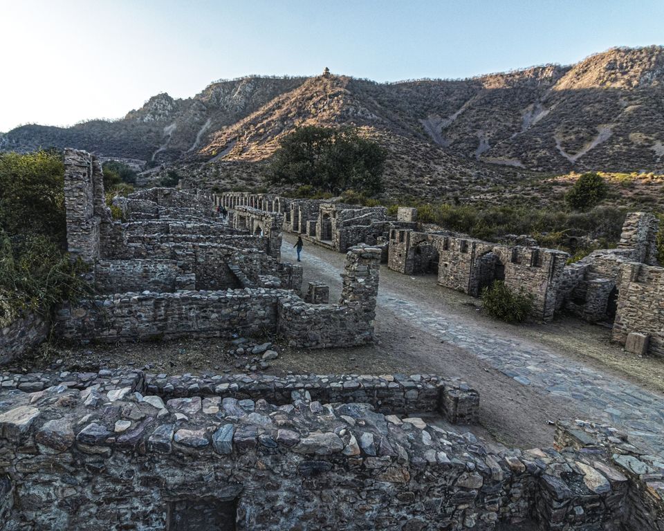 Photo of Exploring Bhangarh, One of the Most Haunted Places in India! 4/10 by Aryan Supertramp