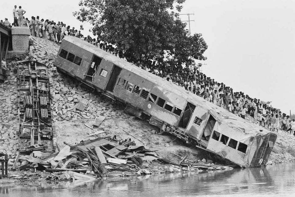 Photo of 6 जून 1981 के दिन भारत का सबसे बड़ा रेल हादसा, जिसमें मरने वालों का कोई ठीक-ठीक आंकड़ा भी नहीं by रोशन सास्तिक