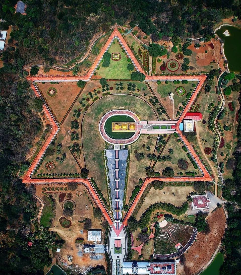 Photo of अमृतसर का स्वर्ण मंदिर तो सबको पता है, पर क्या आप दक्षिण के इस स्वर्ण मंदिर के बारे में जानते हैं? by Aditya Mukesh Mishra