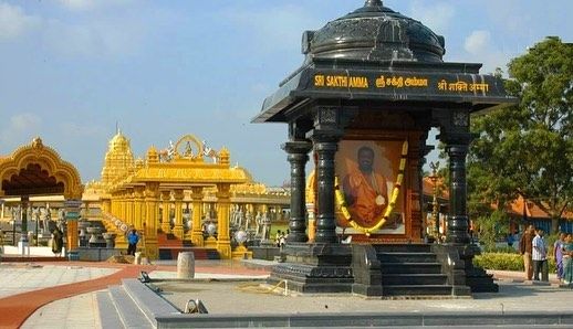 Photo of अमृतसर का स्वर्ण मंदिर तो सबको पता है, पर क्या आप दक्षिण के इस स्वर्ण मंदिर के बारे में जानते हैं? by Aditya Mukesh Mishra